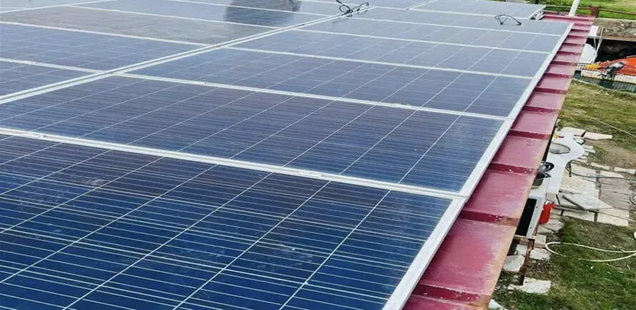 Rijen zonnepanelen op een plat bedrijfsdak in Kuşadası, Turkije
