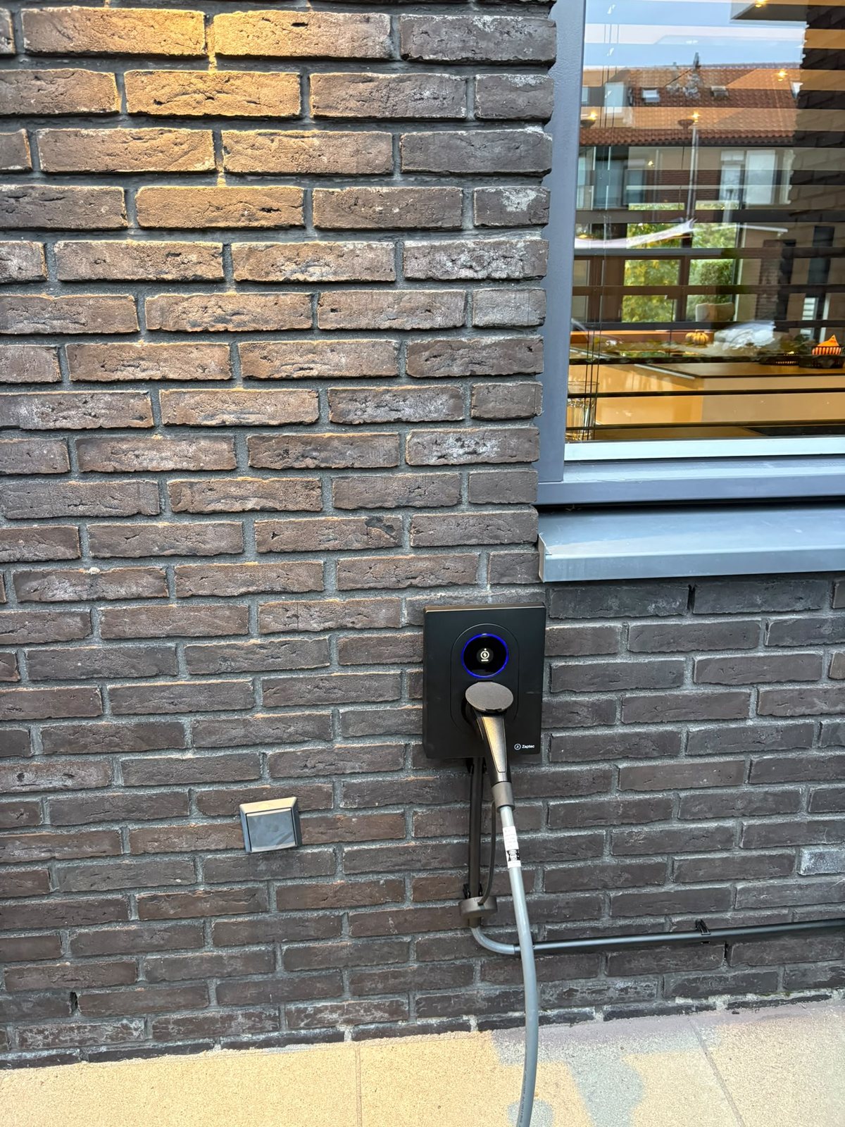 Zaptec Go 2 aan het laden, met de laadkabel aangesloten